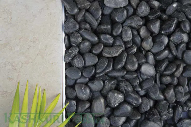 BLACK POLISHED PEBBLES 20-30mm 20kg BAG